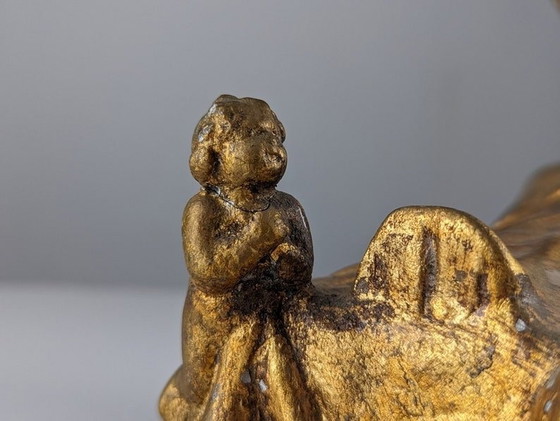 Image 1 of Beeldhouwwerk van koningin en engelen in gouden terracotta