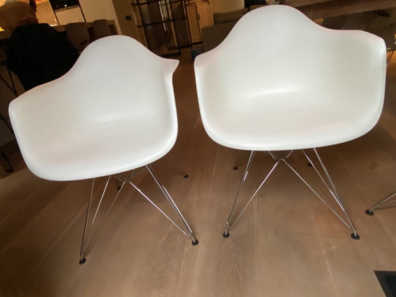 Image 1 of 4X Vitra Eames Dar Wit stoel