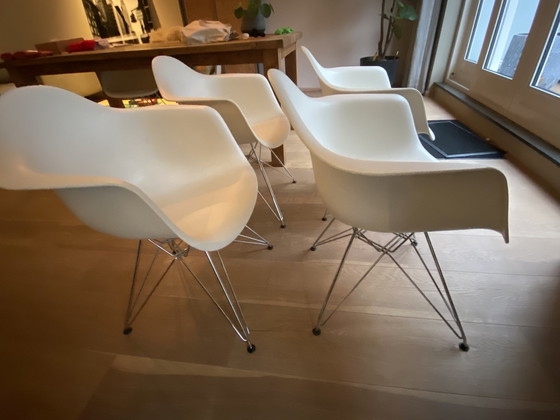 Image 1 of 4X Vitra Eames Dar Wit stoel