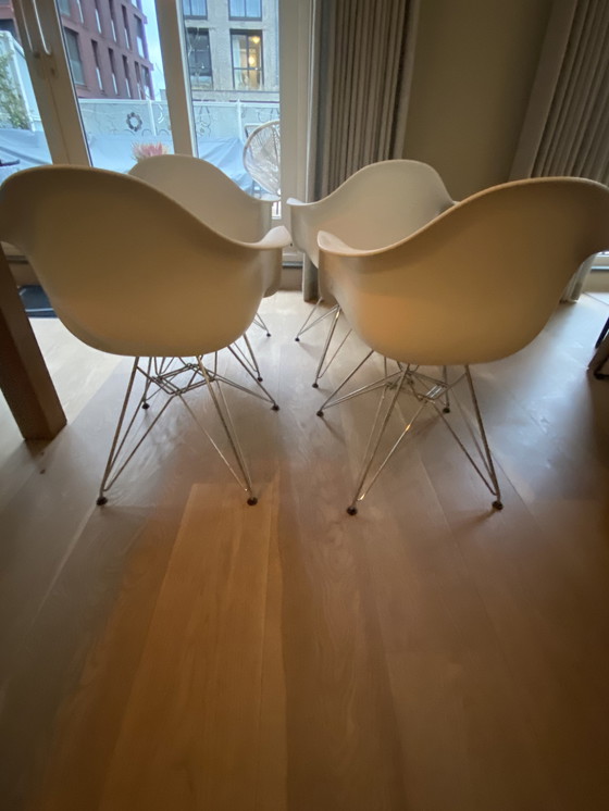 Image 1 of 4X Vitra Eames Dar Wit stoel