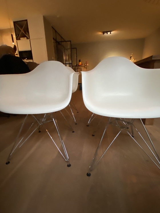 Image 1 of 4X Vitra Eames Dar Wit stoel