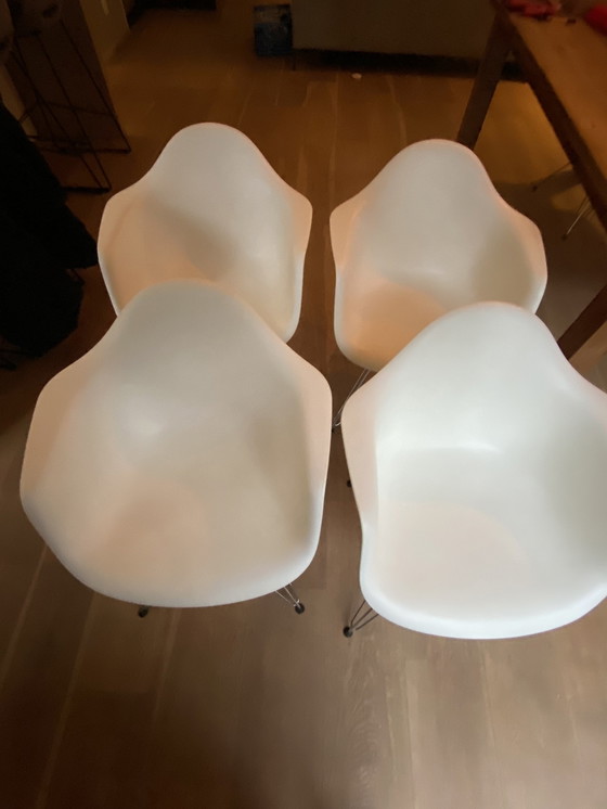 Image 1 of 4X Vitra Eames Dar Wit stoel