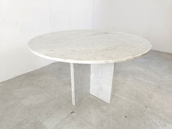 Image 1 of Vintage ronde witte marmeren eettafel 1970 - italiaanse stenen eettafel