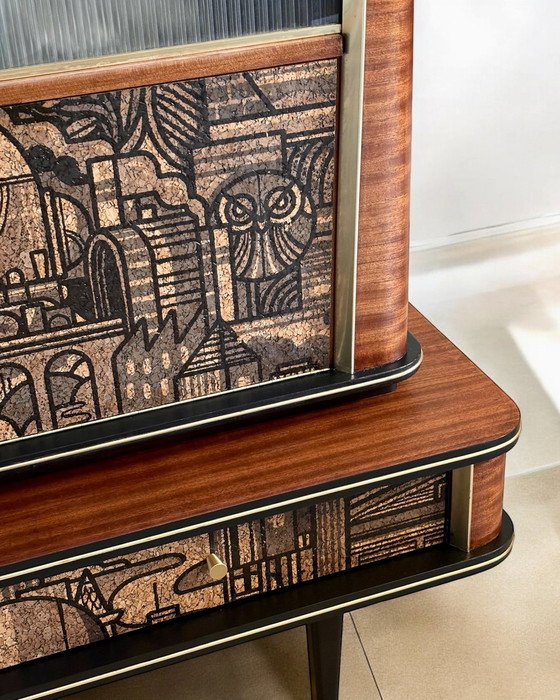 Image 1 of Vintage Mid Century Modern Drankenkast Met Vitrine Met ‘Hit The North’ Kurkprint