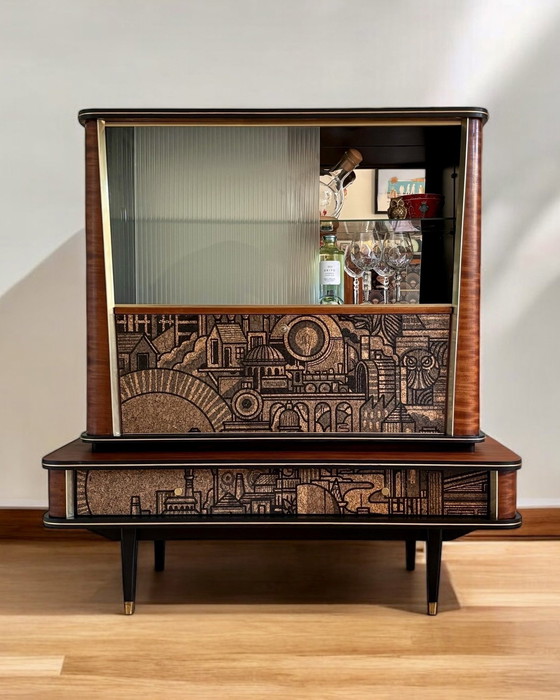 Image 1 of Vintage Mid Century Modern Drankenkast Met Vitrine Met ‘Hit The North’ Kurkprint