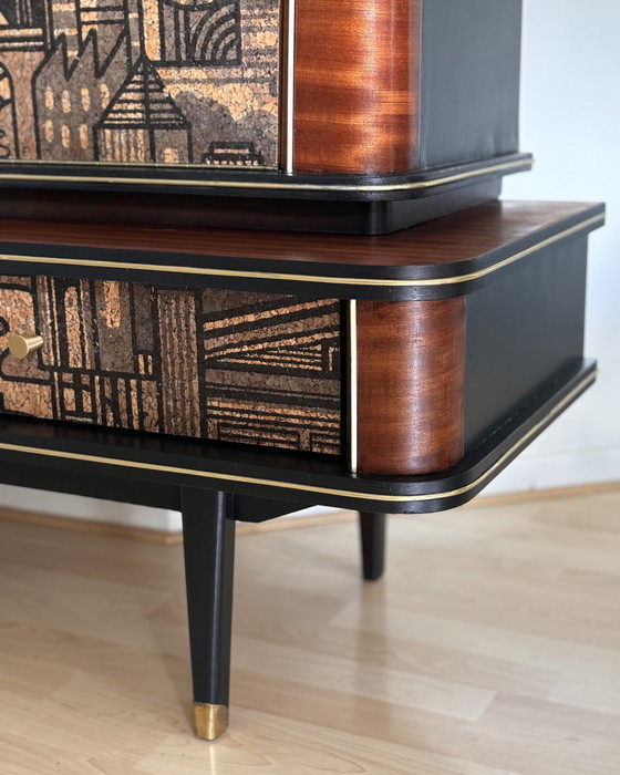 Image 1 of Vintage Mid Century Modern Drankenkast Met Vitrine Met ‘Hit The North’ Kurkprint