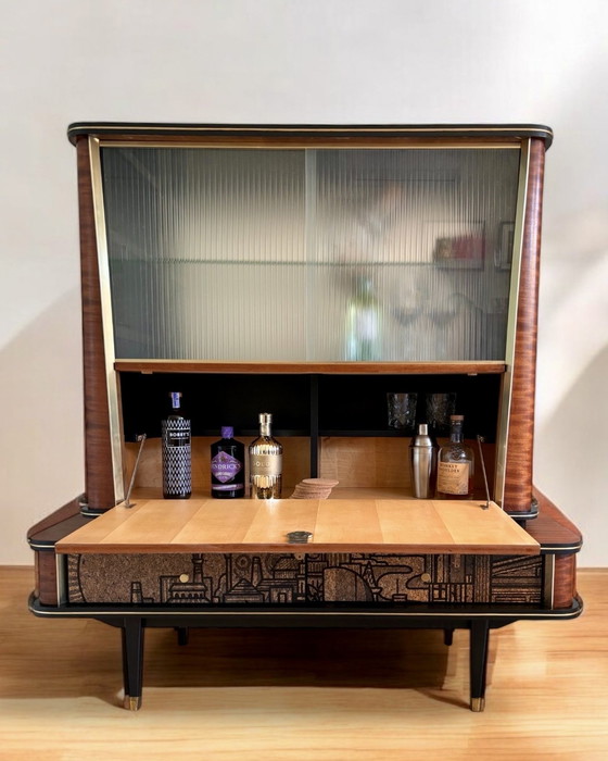 Image 1 of Vintage Mid Century Modern Drankenkast Met Vitrine Met ‘Hit The North’ Kurkprint