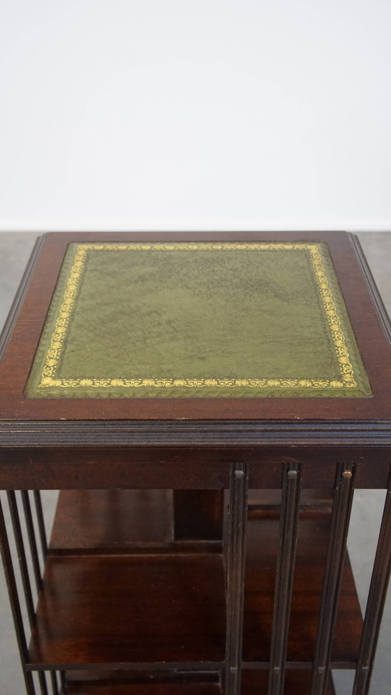 Image 1 of Houten Boekenmolen Met Groen Leren Blad En Op Wieltjes