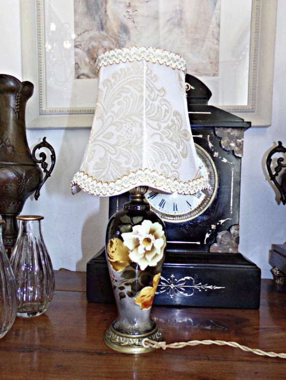 Image 1 of Prachtige antieke porseleinen lamp met lampenkap