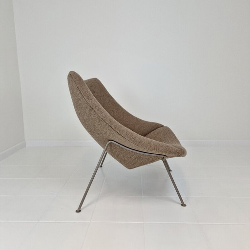 Vintage Oyster fauteuil met voetenbank vernikkelde metalen poten door Pierre Paulin voor Artifort, 1960