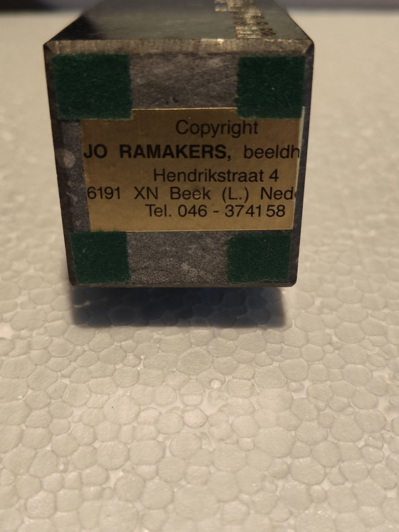 Image 1 of Bronzen beeldje Jo Ramakers op graniet voor woonkunst