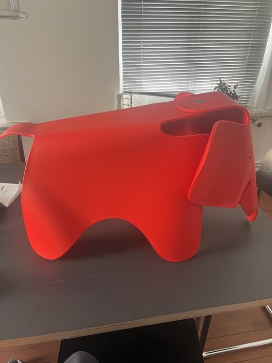 Image 1 of Vitra Olifant Rood Eames