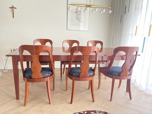 Vintage eettafel met zes stoelen