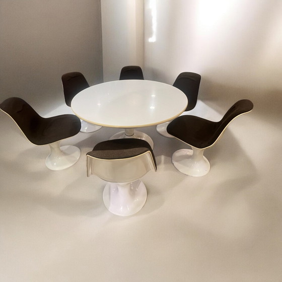 Image 1 of Herman Miller/Vitra Space Age Classics - 7st. Orbit serie ensemble met 6 stoelen en tafel.