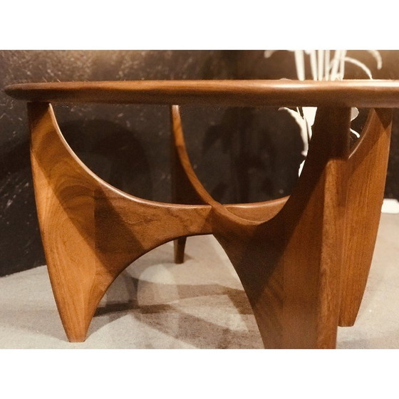 Image 1 of Vintage ovale bijzettafel in teakhout en glas van Viktor Wilkins voor G-Plan, Verenigd Koninkrijk