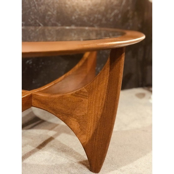 Image 1 of Vintage ovale bijzettafel in teakhout en glas van Viktor Wilkins voor G-Plan, Verenigd Koninkrijk
