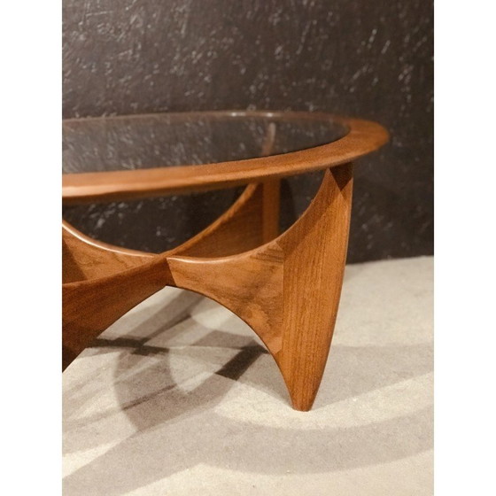 Image 1 of Vintage ovale bijzettafel in teakhout en glas van Viktor Wilkins voor G-Plan, Verenigd Koninkrijk