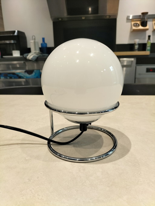 Verchroomd metalen lamp met opalen bol