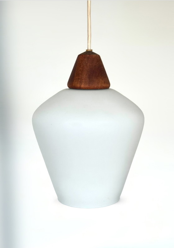 Image 1 of Vintage melkglas teakhouten lamp Deens Scandinavisch hanglamp teakhout