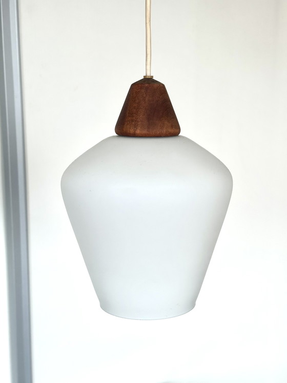 Image 1 of Vintage melkglas teakhouten lamp Deens Scandinavisch hanglamp teakhout