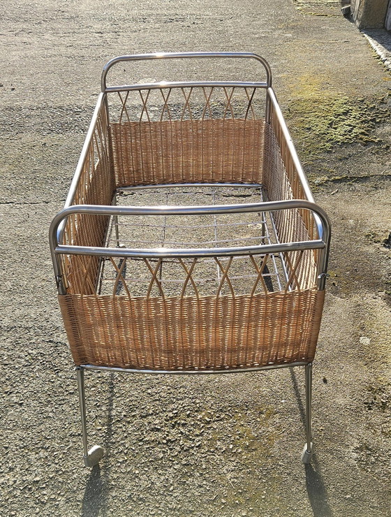 Image 1 of Frans Mid Century wiegje - Vintage mobiel wiegje in rotan en chroom 60S
