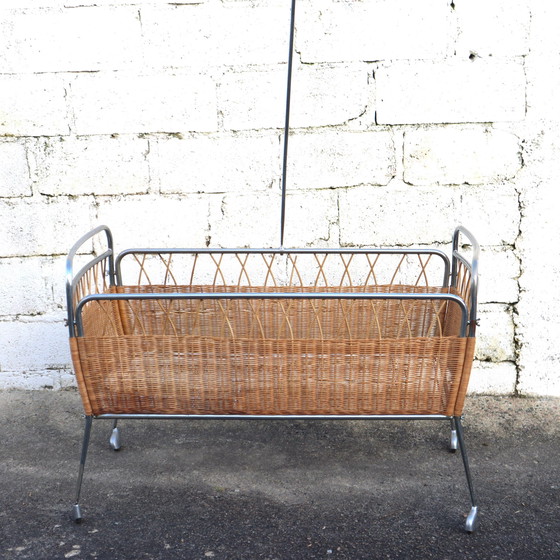Image 1 of Frans Mid Century wiegje - Vintage mobiel wiegje in rotan en chroom 60S