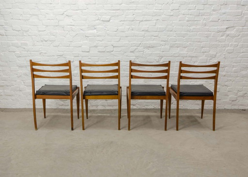 Set van vier massief teakhouten ladder-eetkamerstoelen met vierkante zwarte kunstlederen zitting, jaren 1960