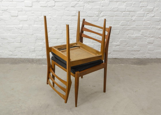 Image 1 of Set van vier massief teakhouten ladder-eetkamerstoelen met vierkante zwarte kunstlederen zitting, jaren 1960