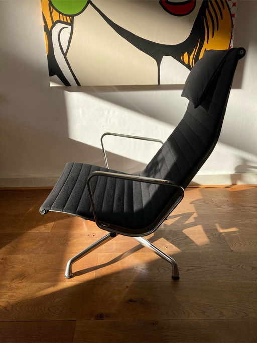 VITRA EA124 Eames lounge chair