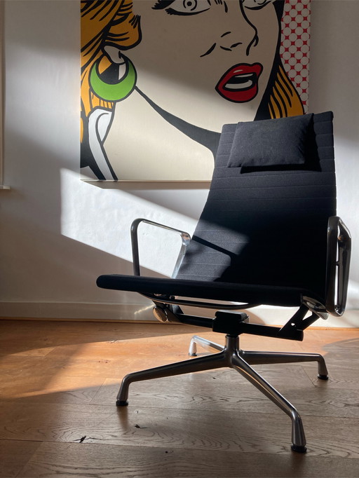 VITRA EA124 Eames lounge chair