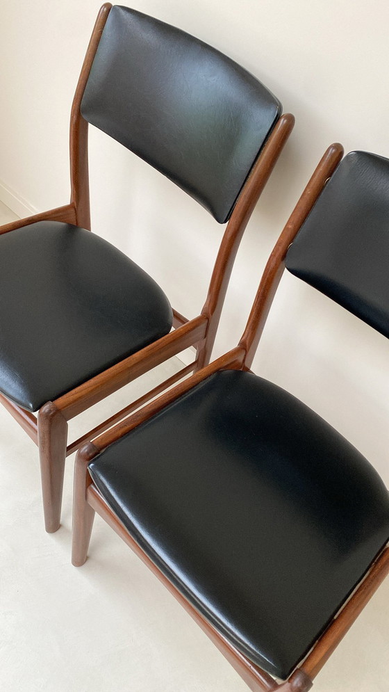 Image 1 of Vintage Houten Stoelen Met Zwart Skai Leren Zitting