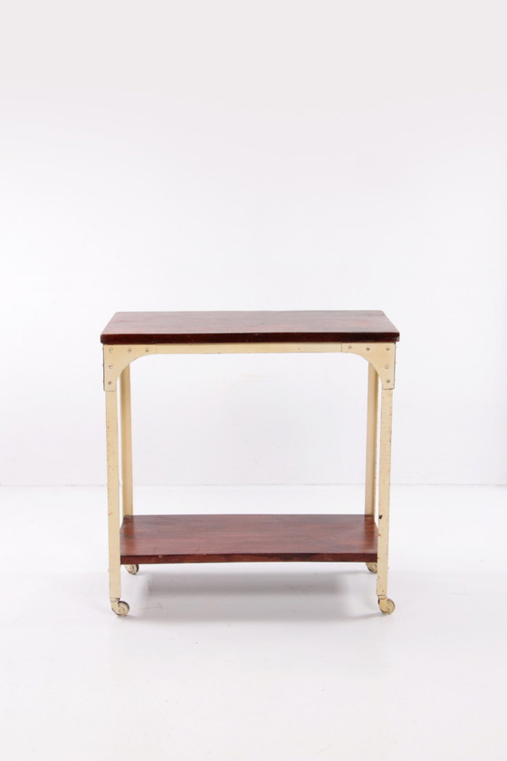 Image 1 of Industriele robuuste sidetable van hout en metaal,1970 Engeland