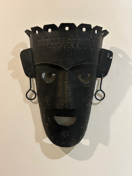 Brutalistisch metalen masker