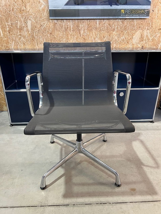 Image 1 of Vitra Eames Ea107 Netweave Stoel 