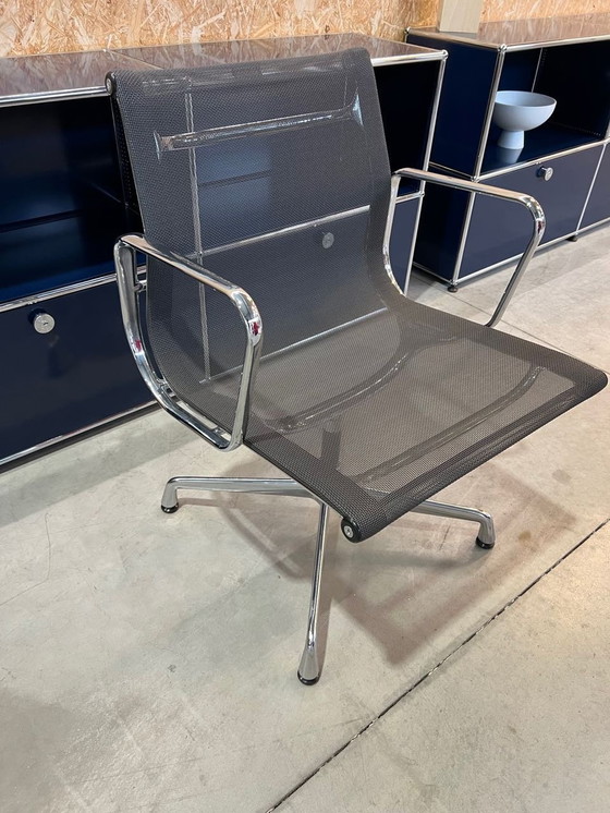 Image 1 of Vitra Eames Ea107 Netweave Stoel 