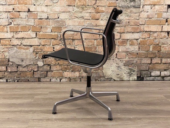 Image 1 of Vitra Ea108 Netweave Zwart