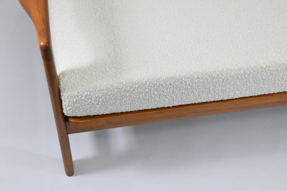 Image 1 of Scandinavische tweezitsbank, 60'S stijl, teak & wit bouclé