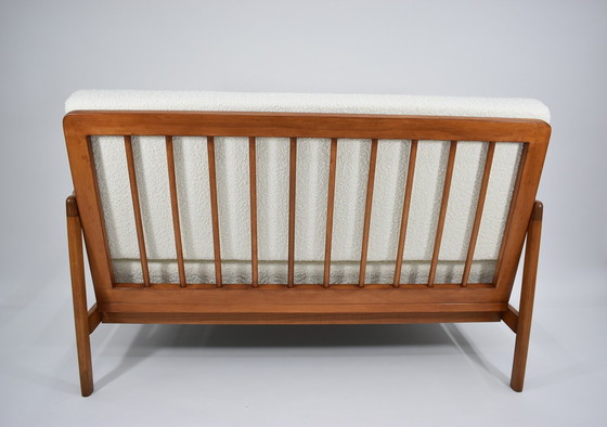 Image 1 of Scandinavische tweezitsbank, 60'S stijl, teak & wit bouclé