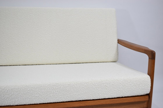Image 1 of Scandinavische tweezitsbank, 60'S stijl, teak & wit bouclé