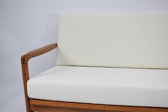 Image 1 of Scandinavische tweezitsbank, 60'S stijl, teak & wit bouclé