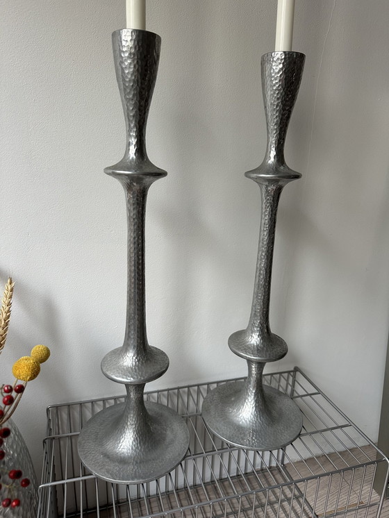 Image 1 of Twee grote aluminium gehamerde kandelaars