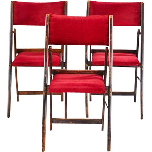 Mid century hoekige opvouwbare stoel op houten frame met rode zitting en rugleuning