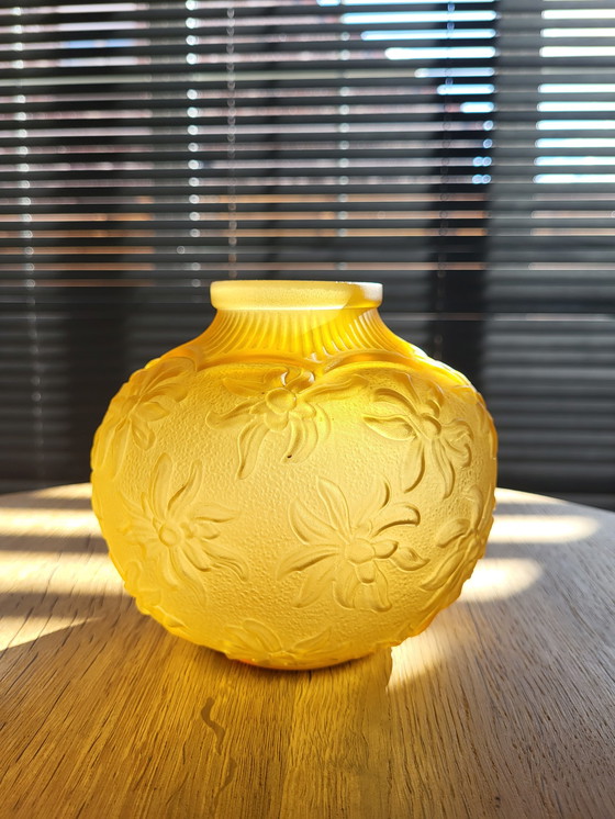 Image 1 of Art deco vaas in frosted persglas met floraal decor, Amber kleur, OREOR, Frankrijk, 1930