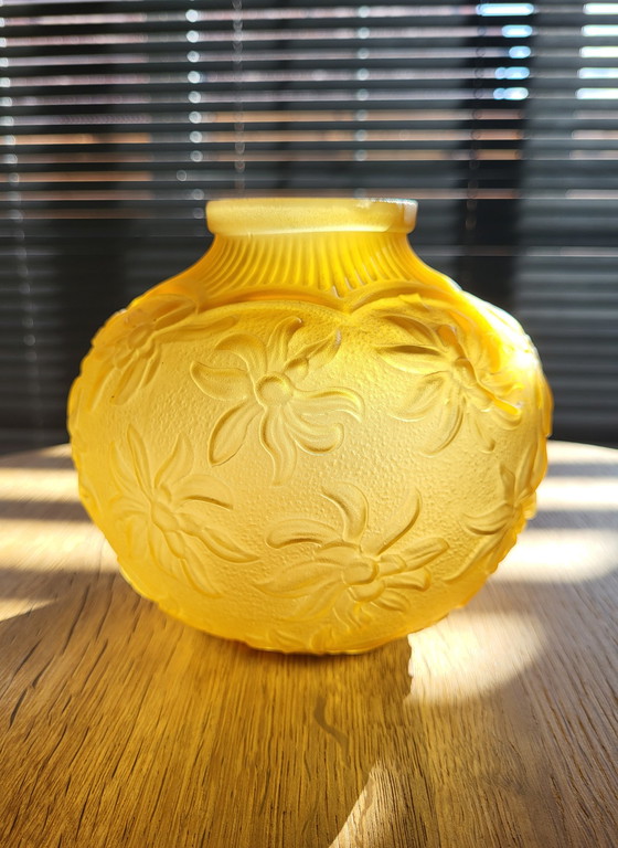 Image 1 of Art deco vaas in frosted persglas met floraal decor, Amber kleur, OREOR, Frankrijk, 1930