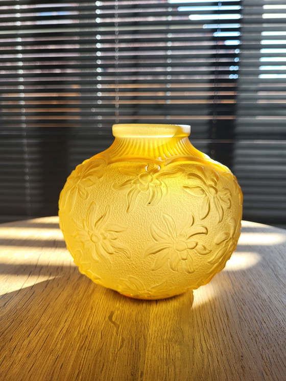 Image 1 of Art deco vaas in frosted persglas met floraal decor, Amber kleur, OREOR, Frankrijk, 1930