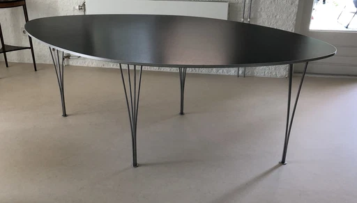 Fritz Hansen ellipsvormige zwarte tafel