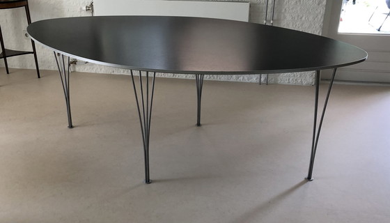 Image 1 of Fritz Hansen ellipsvormige zwarte tafel