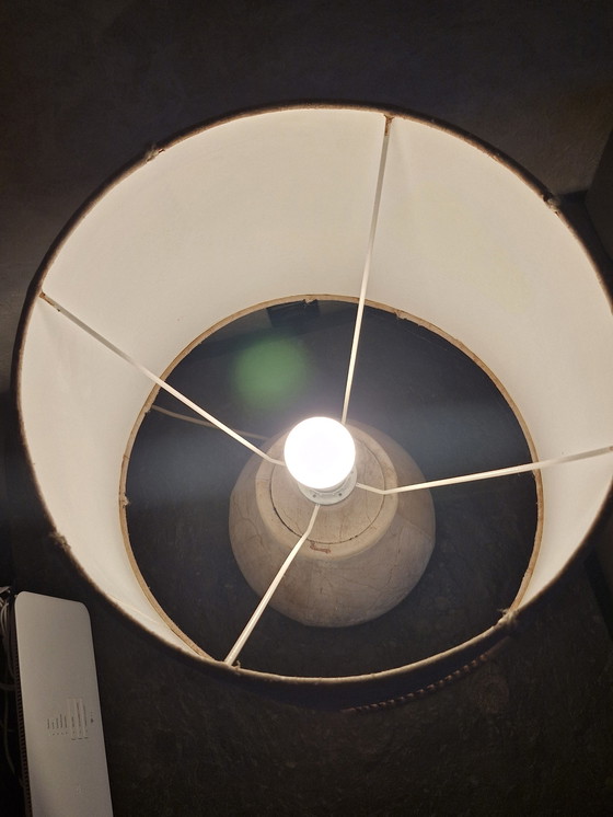 Image 1 of Hoogwaardige tafellamp, lichtgekleurd leer