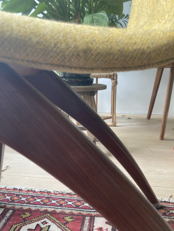 Image 1 of 2x C.J. van Os Culemborg stoelen, Nederlandse design-klassieker uit de jaren ‘60. Teakhouten poten, donkergele stoffering.