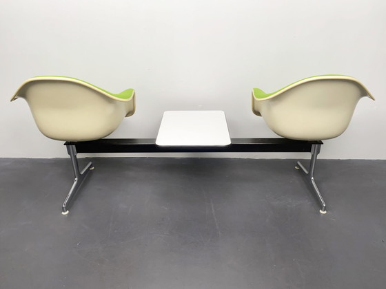 Image 1 of Herman Miller Airport Tandem 2 zits bank met tafel